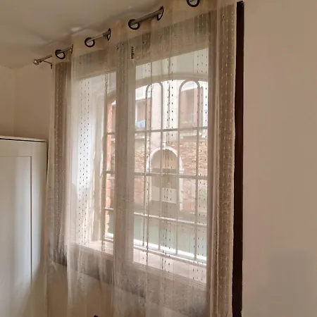 Canal Apartment *