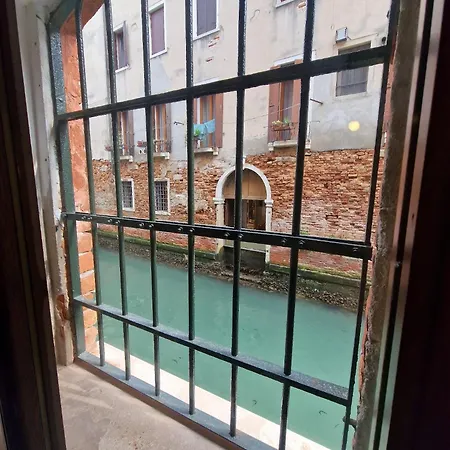 Canal Apartment *